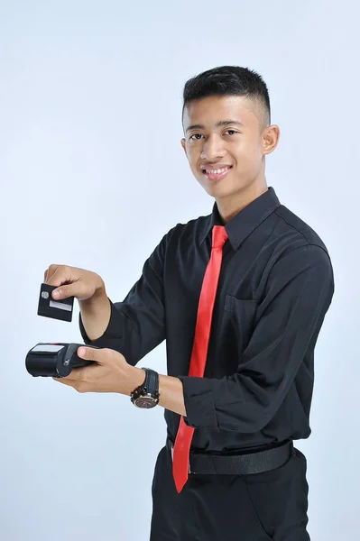 Jovem negócio asiático homem feliz furto um cartão de crédito / um carro de débito — Fotografia de Stock