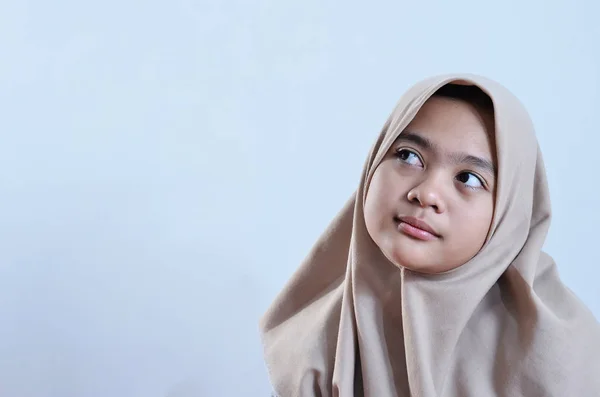 Porträt einer glücklichen jungen muslimischen Frau Blick auf weiße Fläche für si — Stockfoto