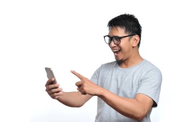 Bir akıllı telefon önünde heyecanlı ifade. Mutlu bir portre