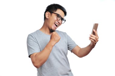 Bir akıllı telefon önünde heyecanlı ifade. Mutlu bir portre