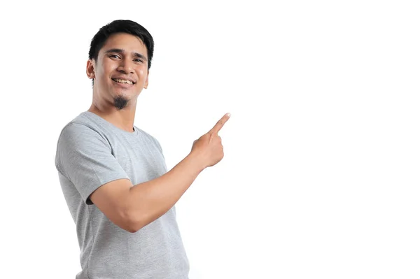 Guapo de feliz sonriente asiático hombre apuntando de un copyspace —  Fotos de Stock