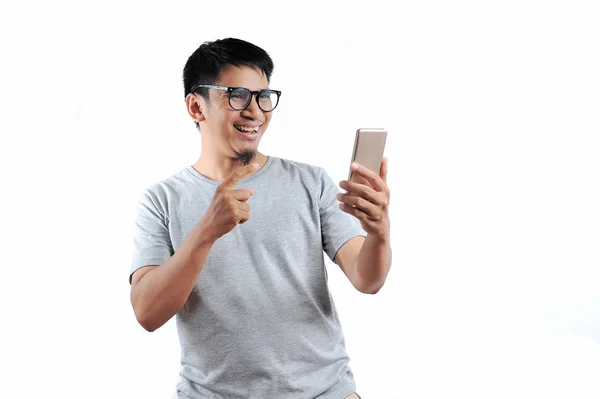 Upphetsad uttryck på framsidan av en smartphone. Porträtt av Happy a — Stockfoto