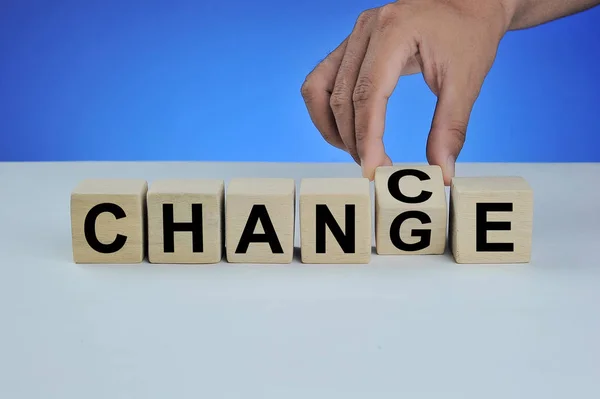 チャンスへの単語の変更と手フリップ木製キューブ、パーソナルデベル — ストック写真