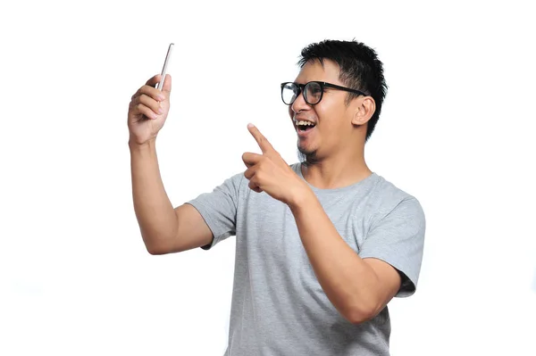 Podekscytowany wyraz przed smartfonem. Portret szczęśliwego — Zdjęcie stockowe