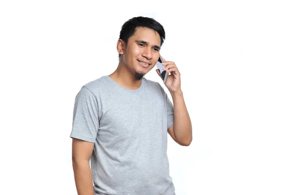 Портрет гарного молодого азіатського чоловіка, який розмовляє на мобільному телефоні, розмовляє — стокове фото