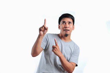 Yakışıklı mutlu gülümseyen asya adam bir copyspace işaret
