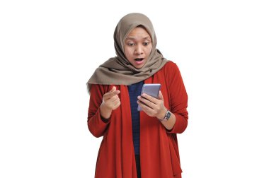 Telefona şok bakış, portre şaşırttı genç kadın, kadın bakmak