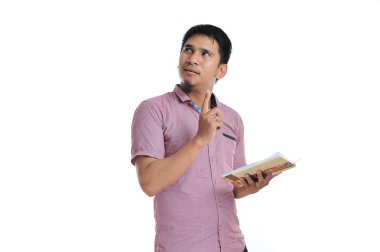 Asyalı erkek onun not defterine yazma boş alana bakmak veya kopya sp