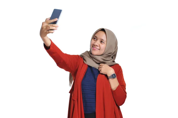 Feliz bela mulher asiática sorrindo vestindo hijab fazendo auto pho — Fotografia de Stock