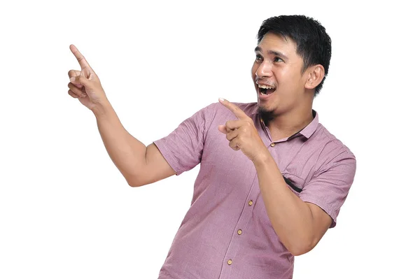 Excitada expressão de feliz sorrindo asiático homem apontando de uma cópia — Fotografia de Stock