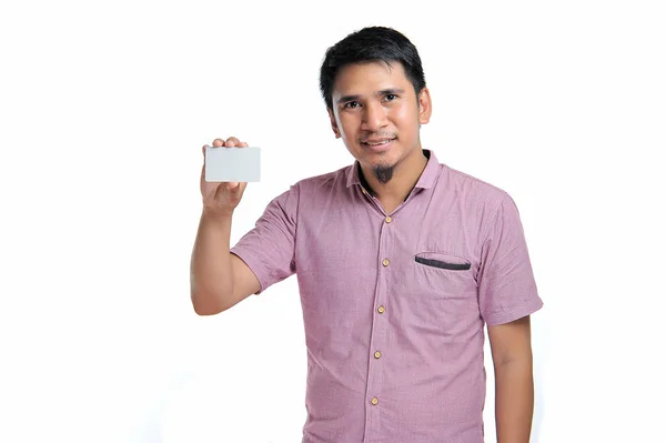 Retrato de sorrindo ásia homem segurando branco branco branco cartão de visita — Fotografia de Stock