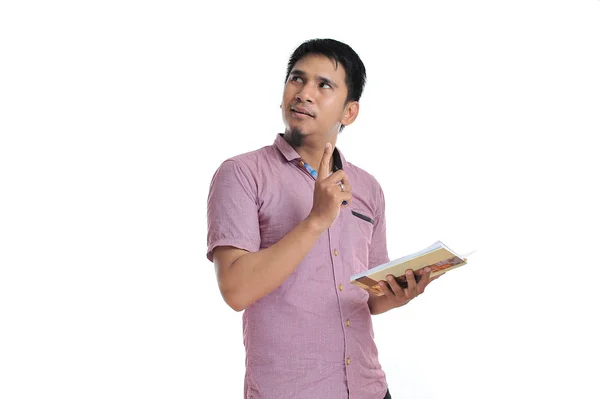 Asyalı erkek onun not defterine yazma boş alana bakmak veya kopya sp