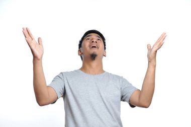 Şaşırmış yüzlü mutlu Asyalı adam.