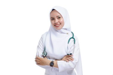 Mutlu Asyalı kadın Müslüman hemşire ya da doktor, gülümsüyor.