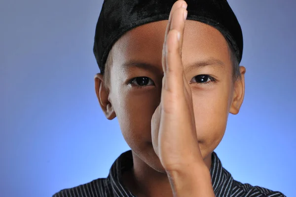Nahaufnahme Porträt eines asiatischen Jungen, isoliert auf blauem Grund — Stockfoto