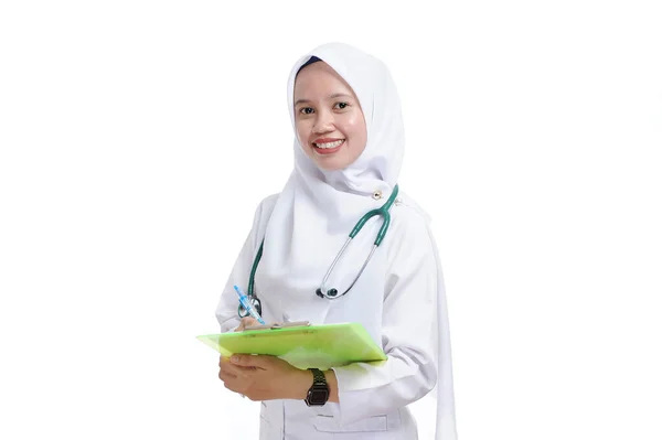 美しい若いイスラム教徒の女性看護師やクリップボードを保持医師 — ストック写真
