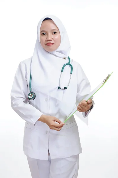 Mooie jonge moslim vrouw verpleegster of arts met klembord — Stockfoto