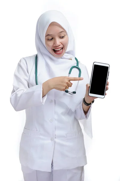 Güzel, genç Müslüman kadın hemşire ya da doktor akıllı çocuğu işaret ediyor.