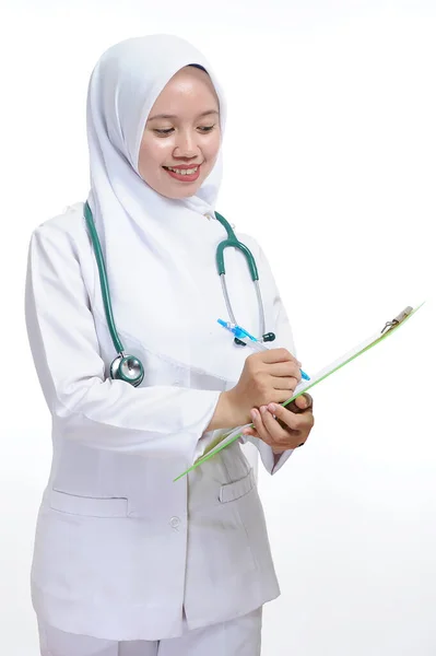 Beautiful young muslim woman nurse or doctor holding clipboard Royalty Free Stock Photos