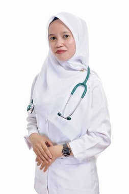 Mutlu Asyalı kadın Müslüman hemşire ya da doktor, gülümsüyor.