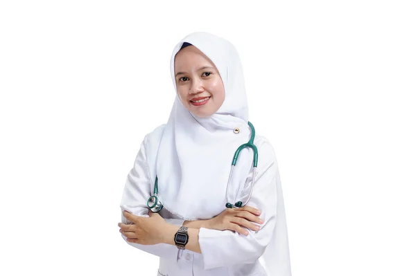 Feliz éxito femenino asiático musulmán enfermera o médico, sonriendo co —  Fotos de Stock