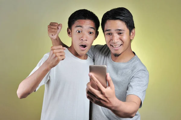 Portrait two young Asian men surprised, two young Asian men look — Stock Photo, Image