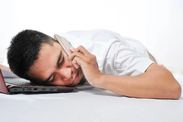 Υπερφορτωμένος Ελεύθερος Επαγγελματίας Νεαρός Ασιάτης Κοιμάται Φορητό Υπολογιστή Και Τηλέφωνο — Φωτογραφία Αρχείου