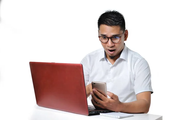 Jovem Asiático Sentado Perto Laptop Mesa Chocado Surpreso Olhar Para — Fotografia de Stock