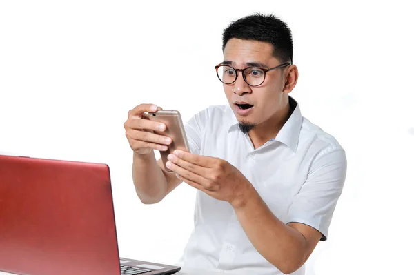 Jonge Aziatische Man Zit Buurt Laptop Het Bureau Geschokt Verrast — Stockfoto