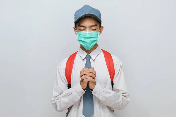 Indonéský Senior Student Uniformě Ochranné Masky Obličeje Proti Koronaviru Modlí — Stock fotografie