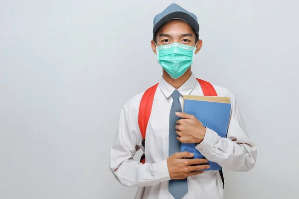 Estudante Sênior Indonésio Segurando Alguns Livros Usando Uniforme Máscara Facial — Fotografia de Stock