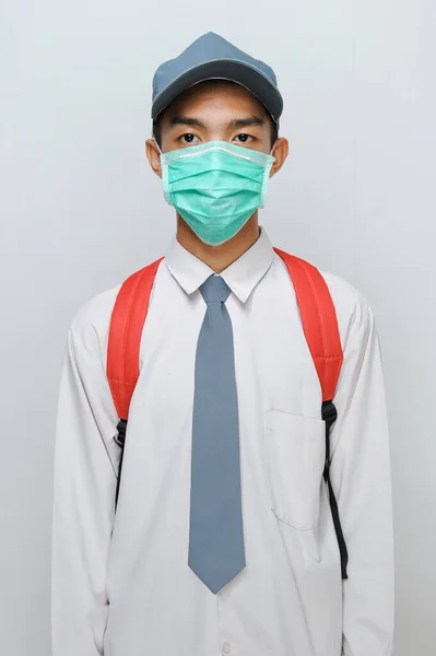 Estudante Sênior Indonésio Vestindo Uniforme Máscara Facial Proteção Contra Coronavírus — Fotografia de Stock