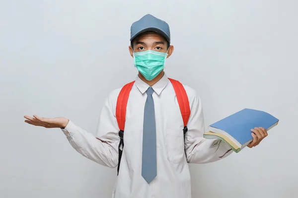 Indonéský Starší Student Drží Nějaké Knihy Uniformě Ochranné Masky Obličeje — Stock fotografie