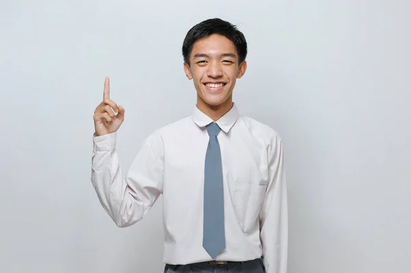 Estudante Sênior Indonésio Vestindo Uniforme Com Dedo Apontado Para Cima — Fotografia de Stock