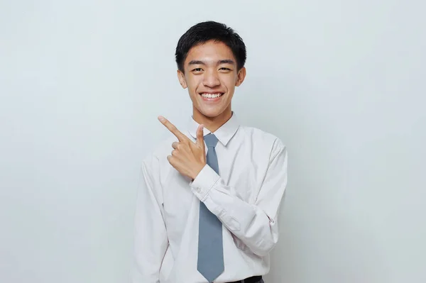 Estudiante Senior Indonesio Con Uniforme Apuntando Espacio Copia Espacio Blanco —  Fotos de Stock
