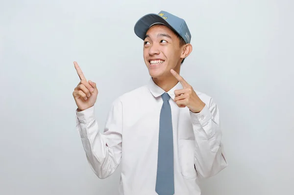 Indonesiska Senior Student Bär Uniform Pekar Kopia Utrymme Eller Tomt — Stockfoto