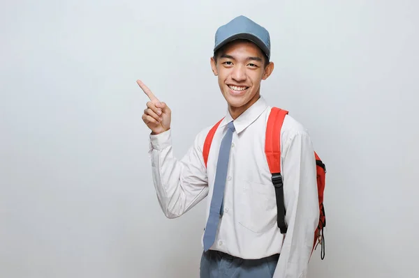 Estudante Sênior Indonésio Vestindo Uniforme Apontando Para Espaço Cópia Espaço — Fotografia de Stock