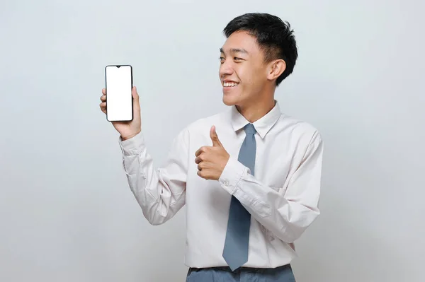 Étudiant Indonésien Portant Uniforme Lycée Montrant Écran Téléphone Blanc Pour — Photo