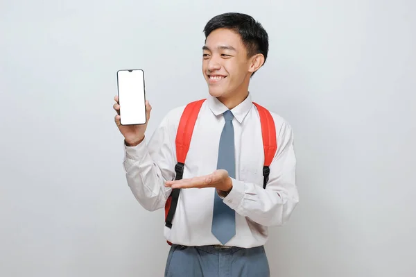 Estudiante Indonesio Feliz Vistiendo Uniforme Escuela Secundaria Que Muestra Pantalla —  Fotos de Stock