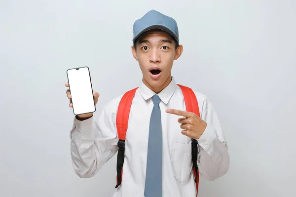 Retrato Estudante Indonésio Excitado Vestindo Uniforme Ensino Médio Sênior Mostrando — Fotografia de Stock