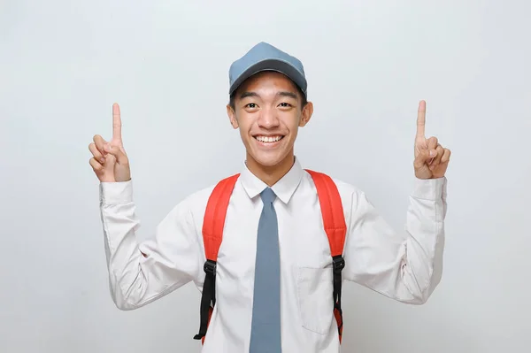 Estudante Sênior Indonésio Vestindo Uniforme Com Dois Dedos Apontados Para — Fotografia de Stock