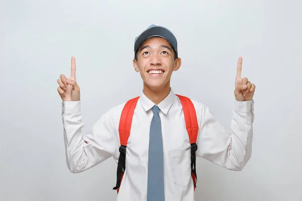 Estudante Sênior Indonésio Vestindo Uniforme Com Dois Dedos Apontados Para — Fotografia de Stock