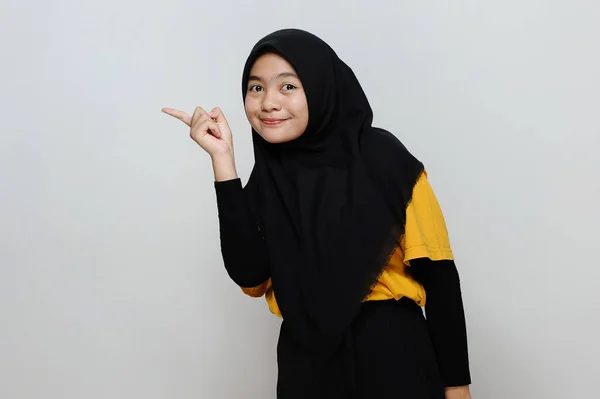 Junge Schöne Muslimische Asiatische Teenager Glücklich Zeigt Auf Kopierraum Isoliert — Stockfoto