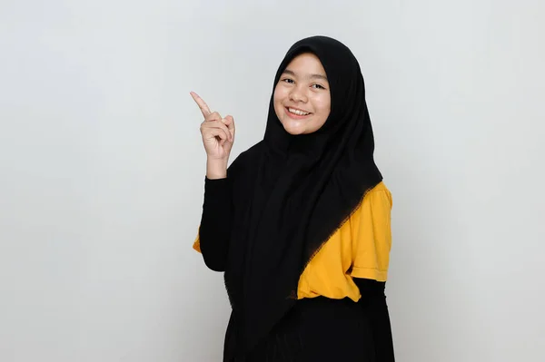 Mladý Krásný Muslim Asijské Teenager Šťastný Ukazující Kopírovací Prostor Izolované — Stock fotografie