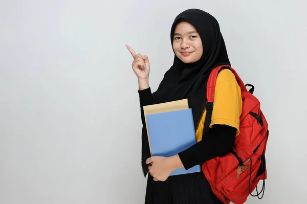 Retrato Estudiante Musulmana Adolescente Hijab Apuntando Espacio Copia Aislado Sobre — Foto de Stock