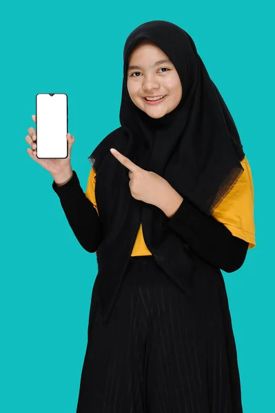 Szczęśliwa Uśmiechnięta Młoda Muzułmanka Trzymająca Telefon Białym Czystym Ekranem Odizolowana — Zdjęcie stockowe