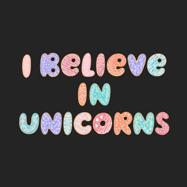 Yazı cümlesi: Tek boynuzlu atlara inanırım, siyah bir arka plan üzerinde. Renkli sır ve şeker serpiştirilmiş çörekler gibi stilize mektuplar.