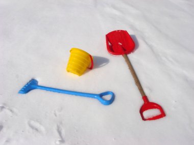 Çocuklar kış oyun nesneleri. Kova, tırmık ve kürek bir kar üzerinde