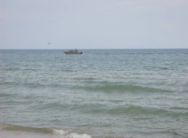 Mavi gökyüzü arka plan denizde Tekne