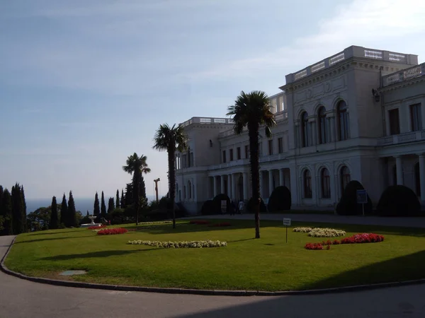 Famoso Palácio Livadia na Crimeia, Rússia. É uma das principais atrações turísticas da Crimeia. Vista panorâmica do Palácio Livadia, belo jardim paisagístico — Fotografia de Stock